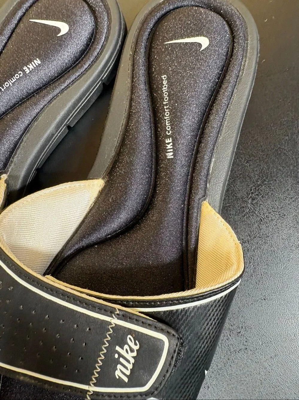 NIKE COMFORT FOOTBED, BLACK & WHITE FLIP FLOP SANDALS WITH ADJUSTABLE STRAPS SIZ